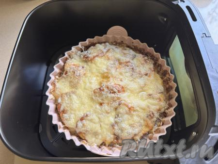 Когда сыр расплавится и зарумянится, блюдо будет полностью готово.