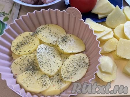 Картошку нарезать на тонкие ломтики (толщиной примерно 3-4 миллиметра), посолить, перемешать. Выложить половину нарезанной картошки на дно силиконовой формы, поперчить по вкусу (или добавить другие любимые специи). Я в качестве формы для запекания в аэрогриле взяла силиконовую форму, которая умещается в чашу моего аэрогриля. Сейчас в продаже есть удобные одноразовые формы из фольги, можно использовать и их.