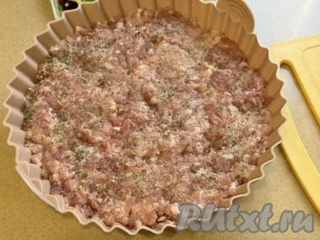 Затем поверх картошки и лука выложить ровным слоем&nbsp;подсоленный мясной фарш, немного утрамбовать его, можно тоже немного поперчить (или приправить другими любимыми специями).
