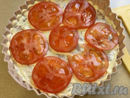 Помидор нарезать на кружочки и выложить поверх фарша в один слой.