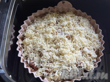 Затем достать чашу из аэрогриля, картошку по-французски с фаршем&nbsp;присыпать сыром, натёртым на мелкой тёрке. Отправить чашу в аэрогриль ещё на 10-15 минут.