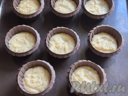 Выпекать маффины можно в любых порционных формочках, например, в силиконовых, железных или, используя&nbsp;бумажные вкладыши для выпечки, как у меня. Бумажные и силиконовые формочки перед выкладыванием теста можно маслом не смазывать. Железные формочки смазывать маслом нужно. Разложить тесто по формочкам, заполняя их до половины объёма, поставить на противень. Я заполнила 8 формочек.&nbsp;