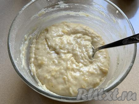 Понемногу добавляя оставшуюся муку и хорошо вмешивая её столовой ложкой, замесить постное банановое тесто для маффинов. Итоговое тесто должно получиться воздушным, напоминающим сметану средней жирности. Как только добились нужной густоты теста, значит не нужно больше добавлять муку. Поскольку продукты у всех разные, ориентироваться нужно именно на густоту теста, а не на количество муки, указанное в ингредиентах.&nbsp;