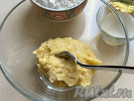 Бананы, поломанные на кусочки, выложить в объёмную миску, размять вилкой в пюре.&nbsp;