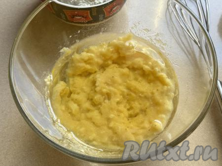 Затем в эту же миску влить растительное масло.&nbsp;