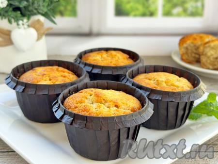 Постные банановые маффины достать из духовки, дать остыть и можно подавать к столу.