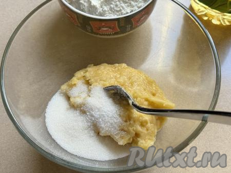 В миску с банановым пюре всыпать сахар, растереть вилкой до однородности.