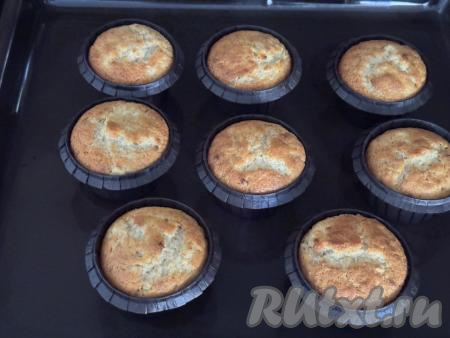 Выпекать постные маффины с бананом в разогретой до&nbsp;180 градусов духовке минут 25-30 (до готовности). Для того чтобы проверить готовность, нужно проколоть маффин сверху сухой зубочисткой, если на зубочистке не останется следов теста, значит выпечка полностью готова.