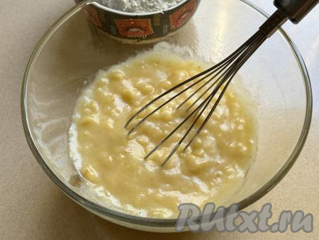 Венчиком перемешать банановое пюре с маслом до однородности.&nbsp;