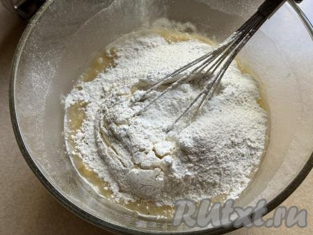 Всыпать 50 грамм муки, соль и разрыхлитель, перемешать до однородности.&nbsp;