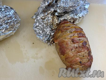 Чашу с картошкой с беконом, завёрнутой в фольгу, отправить в аэрогриль. Установить температуру 200 градусов, время - 50 минут. Затем проверить готовность запечённого картофеля, проткнув его зубочисткой прямо через фольгу. Если картошка легко прокалывается, значит блюдо готово. Если же картофель прокалывается ещё с трудом, тогда нужно увеличить время запекания в аэрогриле на 5-10 минут.&nbsp;