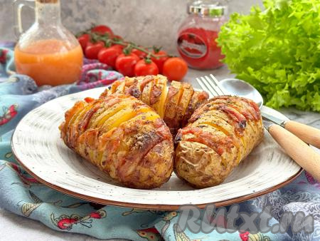 Готовую картошку с беконом достать из чаши аэрогриля, развернуть фольгу. Переложить аппетитный, ароматный картофель на тарелку и в горячем виде подать к столу. Уверена, вкус такой картошки-гармошки понравится многим!