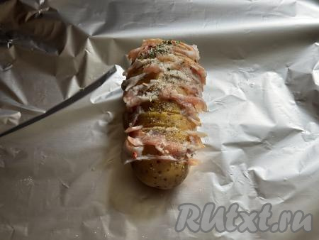 Выложить каждую картошину с беконом на лист фольги. Слегка присолить картофель.