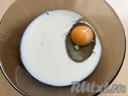 Для начала приготовим кляр, для этого в миске нужно соединить молоко, соль и сырое яйцо.