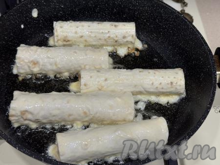 Сделать огонь средним. Выкладывать сосиски в кляре на сковороду в один слой. В кляр окунайте столько сосисок в лаваше, сколько одновременно могут поместиться на вашей сковороде.