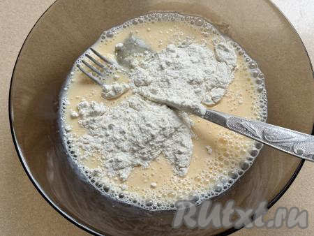 Взбить яйцо с молоком и солью вилкой до однородности. Затем небольшими порциями начать добавлять муку, каждый раз хорошо вмешивая её, чтобы не оставалось комочков муки. Итоговый кляр должен быть однородным, напоминающим по консистенции негустой кефир.
