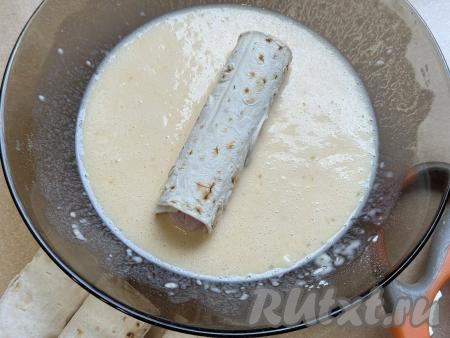 В сковороде разогреть растительное масло. Сосиску, завёрнутую в лаваш, окунуть в кляр.&nbsp;Прокрутить сосиску в кляре так, чтобы кляр полностью покрыл сосиску с лавашом, а затем сразу переложить на разогретую сковороду.