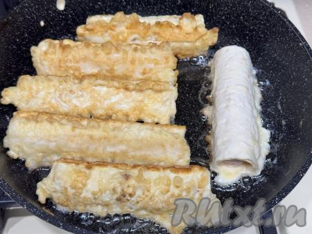 Жарить сосиски в лаваше&nbsp;до золотистого цвета со всех сторон.