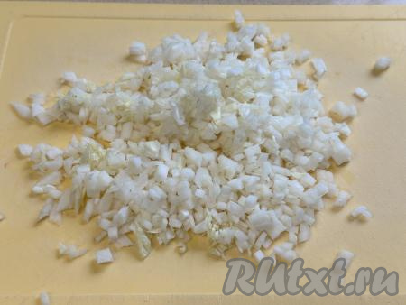 Пекинскую капусту очень мелко нарезать.&nbsp;