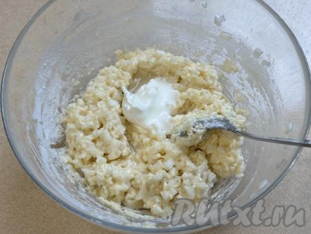 Добавить сметану, перемешать ложкой.&nbsp;