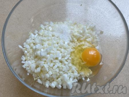 В миску выложить нарезанную пекинскую капусту, добавить яйцо, соль и сахар.&nbsp;