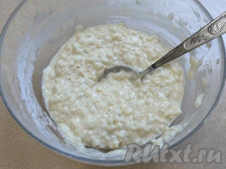 Тесто для оладий из пекинской капусты должно получиться достаточно густым, вязким, напоминающим в меру густую сметану, как на фото. Если тесто получилось жидковатым, ведь качество муки, размер яйца, жирность сметаны могут быть разными, тогда можно добавить ещё немного муки, доводя тесто до нужной густоты.&nbsp;