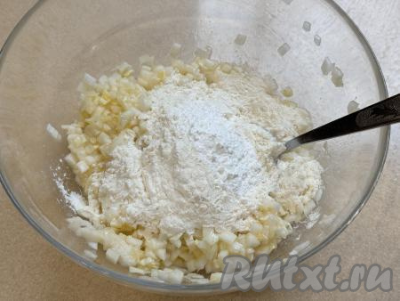 Перемешать массу столовой ложкой. Всыпать муку и разрыхлитель, перемешать.&nbsp;