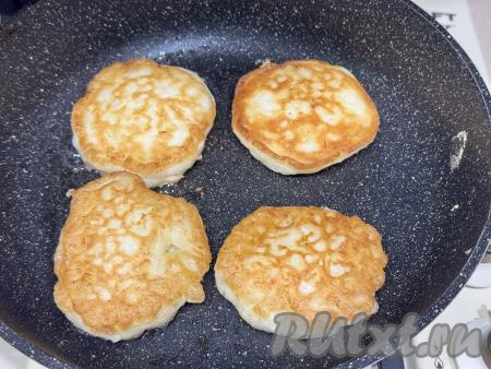 Жарить оладьи из пекинской капусты на сковороде на среднем огне до золотистого цвета с двух сторон.&nbsp;