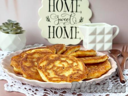 Готовые оладушки переложить со сковороды на тарелку. Периодически перемешивая тесто из пекинской капусты и смазывая сковородку маслом только по мере необходимости, постепенно пожарить все оладьи. Из предложенного количества ингредиентов у меня получились 12 оладий.