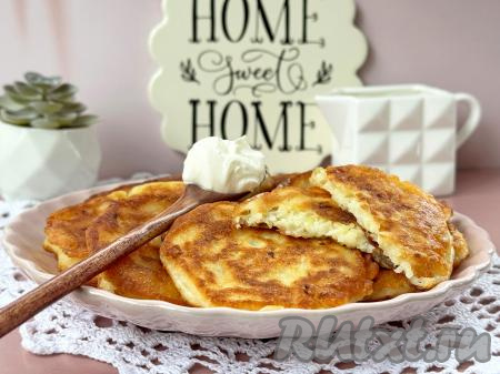 Очень вкусные, мягкие, нежные оладьи, приготовленные из пекинской капусты, к столу подать горячими, дополнив сметаной или вашим любимым соусом. Эти аппетитные оладушки отлично насытят в течение дня!