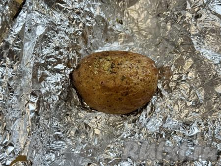 Установить чашу в аэрогриль, выставить температуру 200 градусов, время - 50 минут. Готовность запечённой картошки можно проверить, проколов её зубочисткой прямо через фольгу. Если зубочистка входит в клубень легко, значит картофель готов. Если же зубочистка входит с трудом, значит нужно увеличить время запекания минут на 5-10.