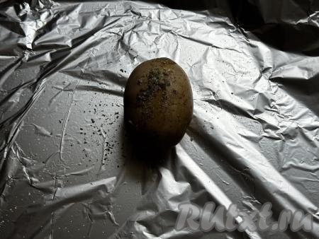 Каждую картошину выложить на отдельный лист фольги, при желании, если, например, планируете подавать картофель на гарнир, можно картошку присыпать солью. Я взяла пряную соль, смешанную со специями (в состав соли входят сушёная зелень и чеснок).&nbsp;Плотно завернуть каждую картошину в лист фольги.