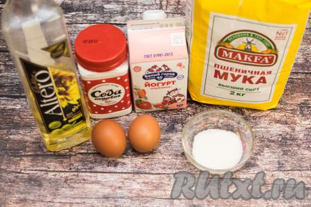 Подготовить продукты для приготовления пышных оладий на фруктовом питьевом йогурте. Питьевой йогурт можно взять с любым вкусом, в этот раз я использовала клубничный йогурт.&nbsp;