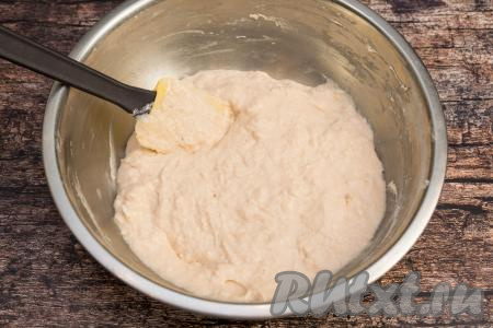 Итоговое тесто для оладий должно напоминать густую сметану, как на фото.&nbsp;В зависимости от густоты йогурта и от размера яиц, муки вам может потребоваться как больше, так и меньше, чем указано в ингредиентах. Я советую добавлять муку постепенно, каждый раз тщательно вмешивать её в тесто лопаткой (или ложкой) и смотреть на получаемую консистенцию теста для оладий.