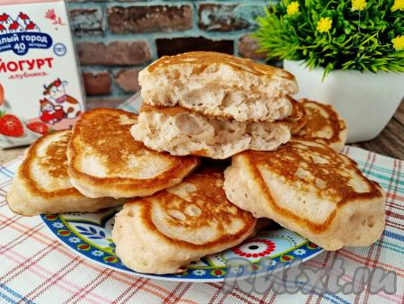 А вот как эти нежные, пышные, пористые оладьи, замешанные на фруктовом питьевом йогурте, выглядят в разломе. Я предпочитаю подавать к столу их тёплыми, хотя и после остывания они остаются не менее вкусными и воздушными.