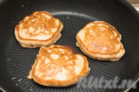Затем оладьи перевернуть, накрыть сковороду крышкой и готовить под крышкой ещё 2 минуты.