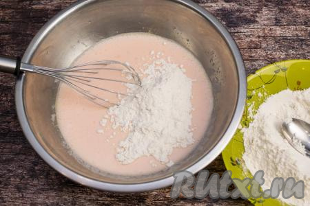 Отмерить муку и начать её добавлять небольшими порциями в яично-йогуртовую массу, каждый раз хорошо перемешивая тесто лопаткой (или столовой ложкой).