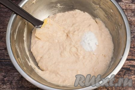 В замешанное тесто всыпать соду, тщательно перемешать.