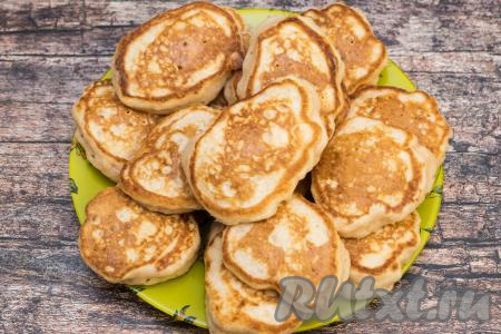 Готовые оладьи переложить со сковороды на тарелку. Не перемешивая тесто, постепенно пожарить все оладушки. При необходимости перед жаркой очередной порции оладий можно добавлять в сковороду немного растительного масла. Из предложенного количества ингредиентов я приготовила 15 оладий.