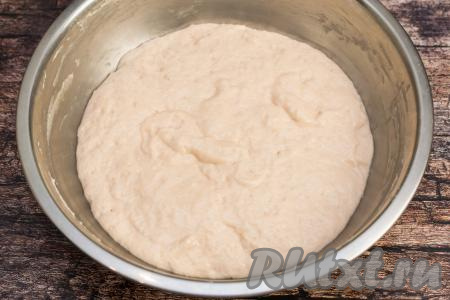 Оставить тесто постоять 3-4 минуты, за это время сода вступит в реакцию с йогуртом и тесто немного поднимется. После этого тесто для оладий мы больше не перемешиваем, чтобы не сбить его пышность.