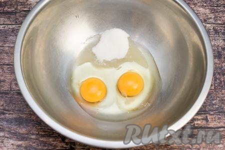 В глубокую миску вбить сырые яйца, добавить сахар. Сахар добавляйте в зависимости от сладости питьевого йогурта. Если йогурт сильно сладкий, тогда можно всыпать 1 столовую ложку сахара, а если он в меру сладкий - 2 столовых ложки. Я в общей сложности добавила в тесто 2 столовых ложки сахара. 