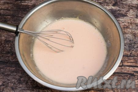В миску с яичной смесью влить тёплый йогурт, перемешать яично-йогуртовую массу до однородности.