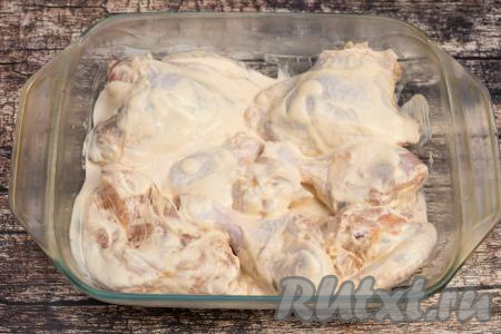 По прошествии 15-20 минут части курицы, замаринованные в греческом йогурте, выложить в один слой в форму для запекания, смазать мясо сверху йогуртом, оставшимся в миске, где мариновалась курочка.