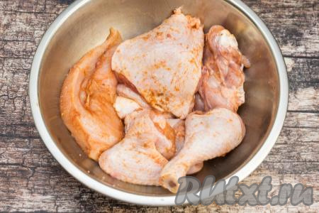 Порционные части курицы выложить в глубокую миску, посолить, приправить любимыми специями для мяса (я использовала специи для курицы и индейки). Тщательно перемешать, покрывая части курицы специями со всех сторон.