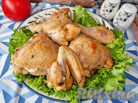 Форму с готовой курочкой достать из духовки. Сочные, нежные, аппетитные кусочки курицы, запечённые в греческом йогурте, к столу подать горячими, дополнив любимым гарниром.