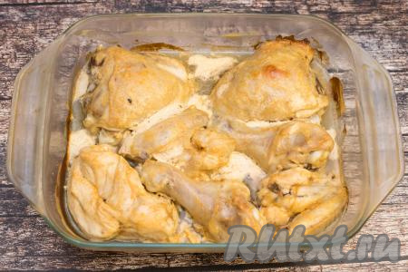 Запекать курицу в греческом йогурте в разогретой до 180 градусов духовке в течение 40-50 минут. Готовность мяса проверяйте по бедру, для этого проткните зубочисткой бедро в мясистой части, если выделяется прозрачный сок без примесей крови, значит мясо готово.