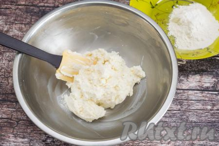 После того как я разминаю творожную массу вилкой, я довожу её до однородности силиконовой лопаткой.