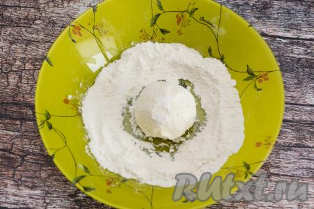 Насыпать в глубокую тарелку примерно 2 столовых ложки муки. Каждый сырник обвалять со всех сторон в муке.