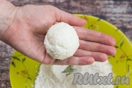 Я взвесила замешанное творожное тесто, его вес был 470 грамм. Разделить творожное тесто на 7 равных частей (я разделила зрительно на 7 равных частей) - именно столько сырников мы и будем формировать. Смачивая руки водой, из каждой части теста руками сформировать круглый сырник. Обязательно смачивайте руки водой перед формовкой каждого сырника, потому что творожное тесто меньше пристаёт к влажным рукам, а сырники в дальнейшем лучше обваливаются в муке.