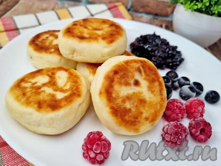 Сырники, приготовленные из творога без добавления манки на сковороде по этому классическому рецепту, получаются румяными, пышными, нежными. К столу их лучше всего подавать горячими, дополнив вареньем, мёдом или сметаной.